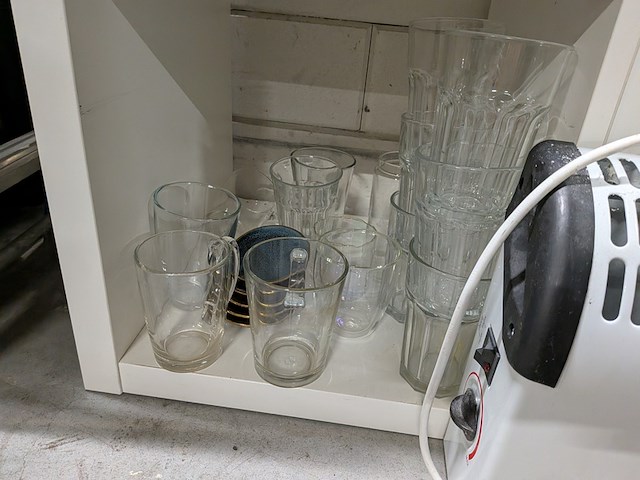 Kast met huishoudelijke artikelen - afbeelding 8 van  23