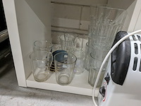 Kast met huishoudelijke artikelen - afbeelding 8 van  23