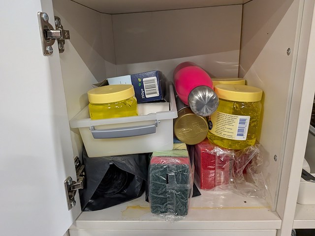 Kast met huishoudelijke artikelen - afbeelding 10 van  23