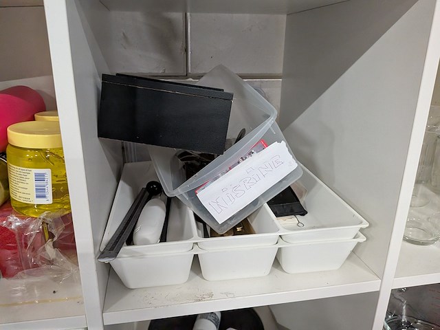 Kast met huishoudelijke artikelen - afbeelding 11 van  23