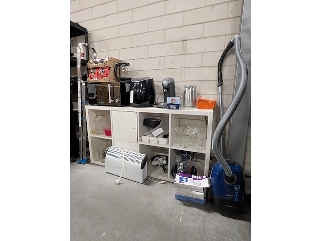 Kast met huishoudelijke artikelen - afbeelding 1 van  23