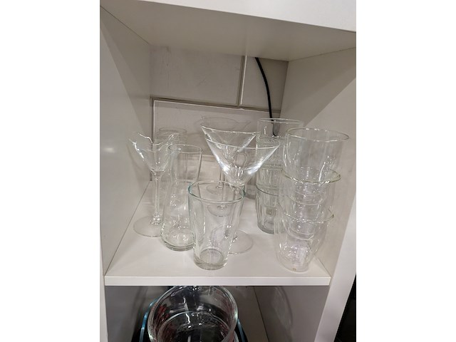 Kast met huishoudelijke artikelen - afbeelding 13 van  23