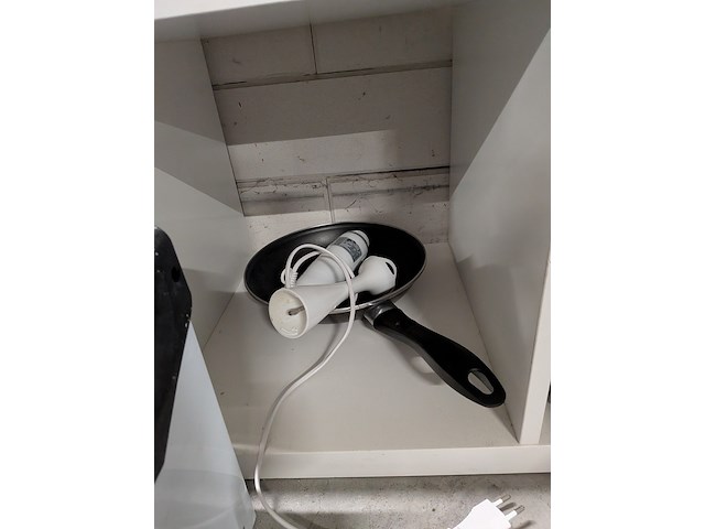 Kast met huishoudelijke artikelen - afbeelding 14 van  23