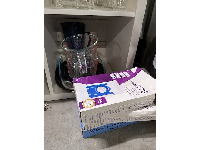 Kast met huishoudelijke artikelen - afbeelding 15 van  23