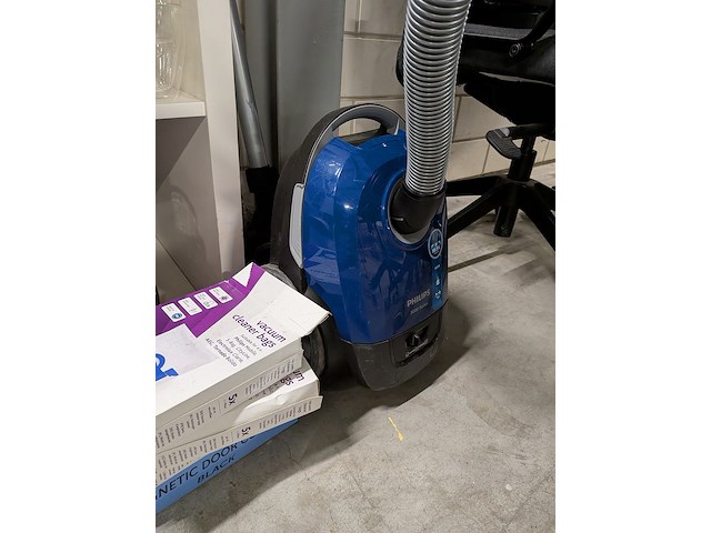 Kast met huishoudelijke artikelen - afbeelding 16 van  23