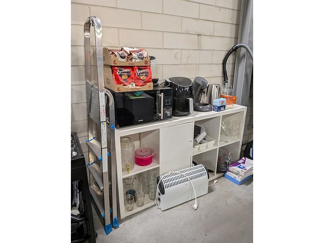 Kast met huishoudelijke artikelen - afbeelding 12 van  23