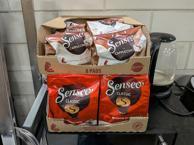 Kast met huishoudelijke artikelen - afbeelding 17 van  23