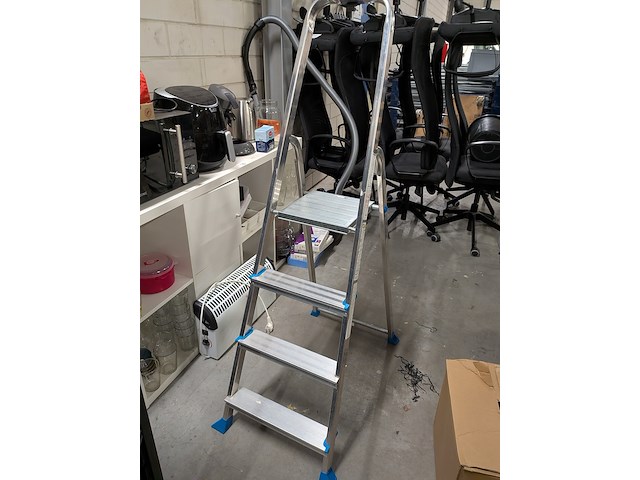 Kast met huishoudelijke artikelen - afbeelding 20 van  23