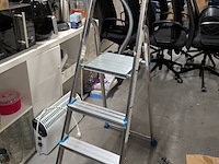 Kast met huishoudelijke artikelen - afbeelding 20 van  23