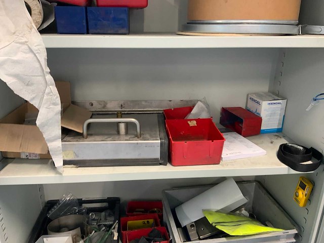 Kast met inhoud (2x) - afbeelding 1 van  1