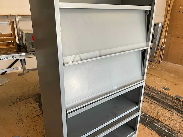 Kast met inhoud (4x) - afbeelding 17 van  23