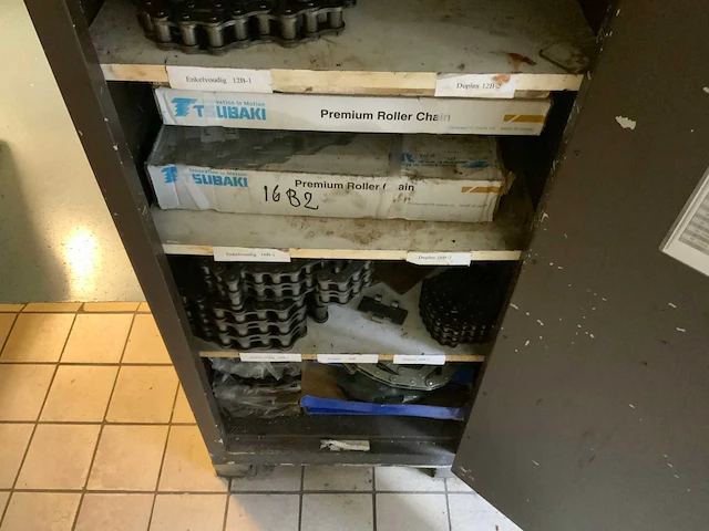 Kast met inhoud (7x) - afbeelding 6 van  36