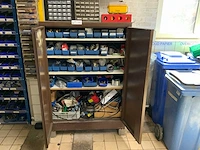 Kast met inhoud (7x)