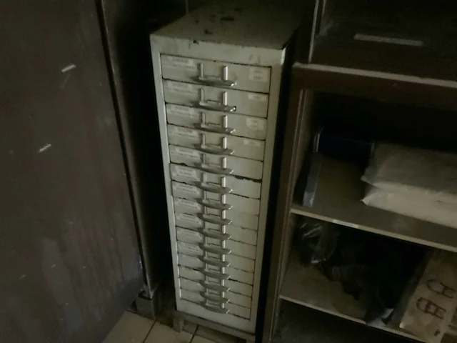 Kast met inhoud (7x) - afbeelding 13 van  36