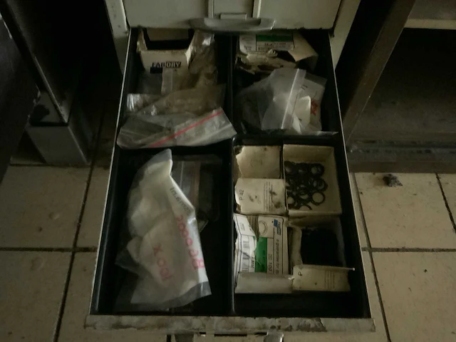Kast met inhoud (7x) - afbeelding 15 van  36