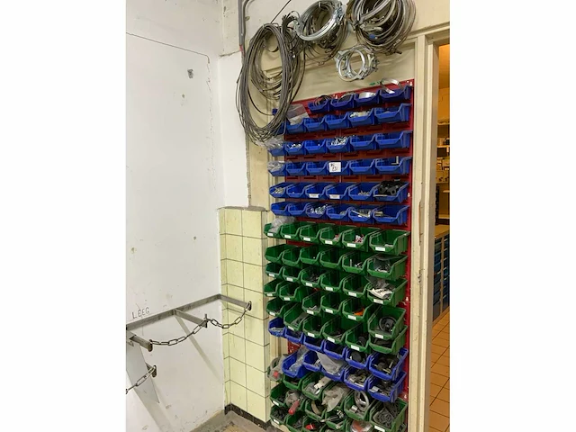 Kast met inhoud (7x) - afbeelding 22 van  36
