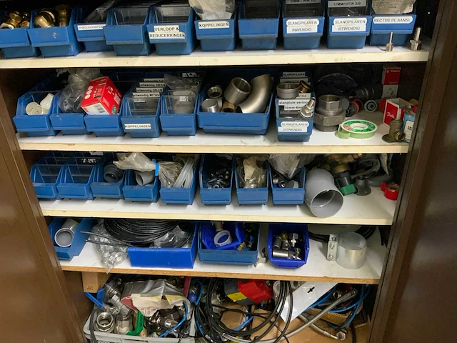 Kast met inhoud (7x) - afbeelding 31 van  36