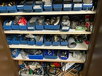 Kast met inhoud (7x) - afbeelding 31 van  36