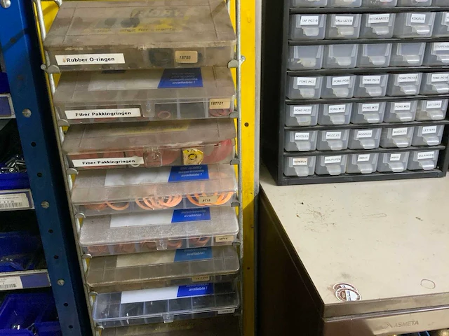 Kast met inhoud (7x) - afbeelding 34 van  36