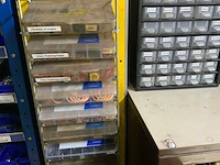 Kast met inhoud (7x) - afbeelding 34 van  36