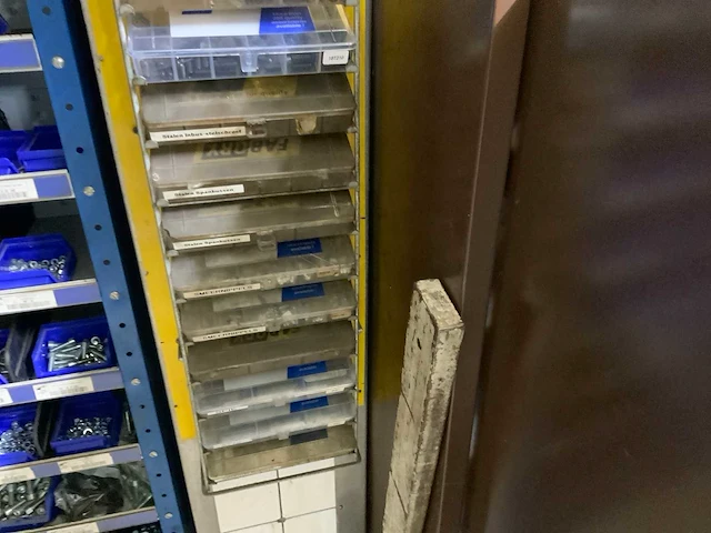 Kast met inhoud (7x) - afbeelding 35 van  36