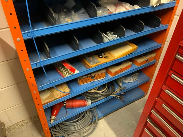 Kast met inhoud (8x) - afbeelding 2 van  7