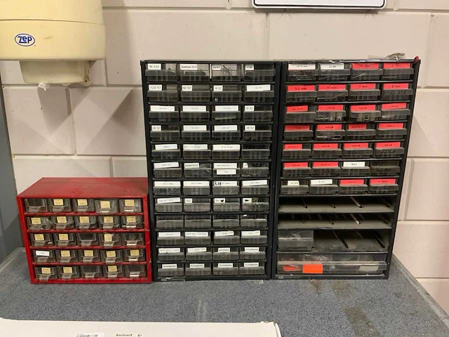 Kast met inhoud (8x) - afbeelding 1 van  7