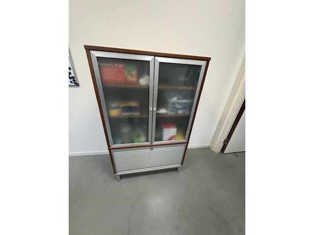 Kast met inhoud diversen - afbeelding 1 van  9