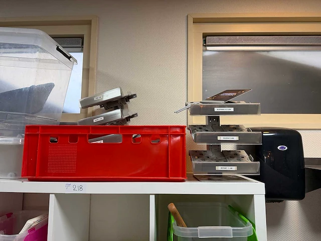 Kast met inhoud horeca benodigdheden - afbeelding 3 van  7