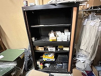 Kast met inhoud - afbeelding 1 van  3