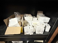 Kast met inhoud - afbeelding 2 van  3