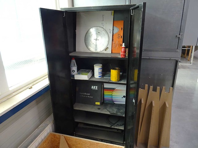 Kast met inhoud - afbeelding 1 van  5