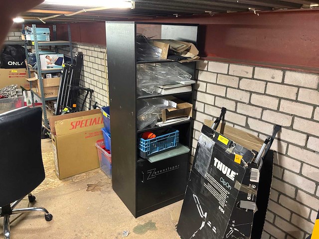 Kast met inhoud - afbeelding 1 van  6