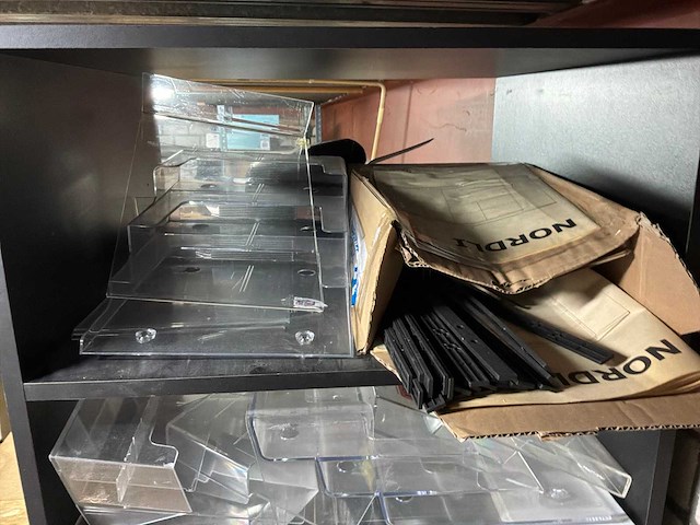 Kast met inhoud - afbeelding 5 van  6