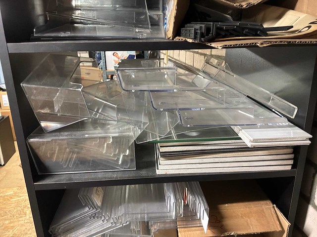 Kast met inhoud - afbeelding 2 van  6