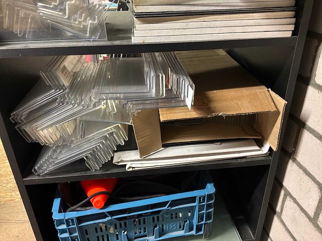 Kast met inhoud - afbeelding 4 van  6