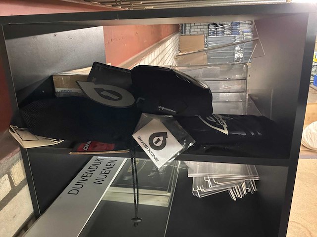 Kast met inhoud - afbeelding 6 van  6