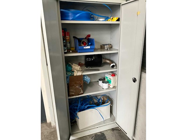 Kast met inhoud - afbeelding 1 van  1