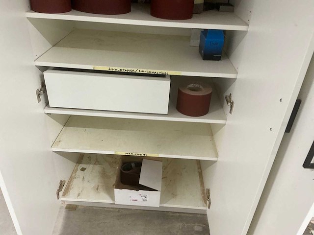 Kast met inhoud - afbeelding 7 van  10