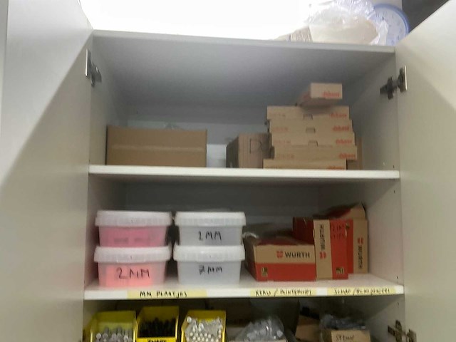 Kast met inhoud - afbeelding 10 van  10
