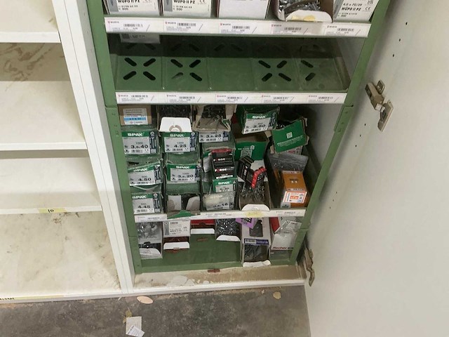 Kast met inhoud - afbeelding 3 van  10