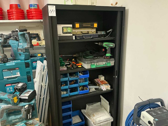 Kast met inhoud - afbeelding 1 van  9