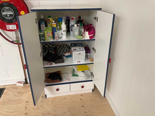 Kast met inhoud - afbeelding 1 van  3