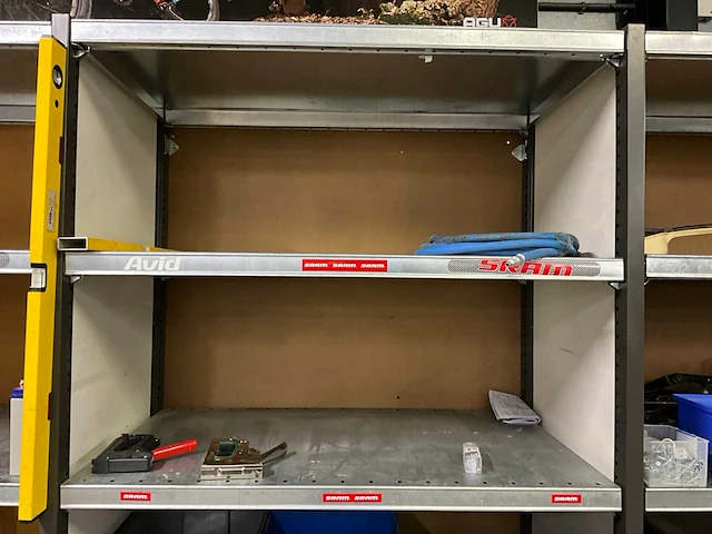 Kast met inhoud - afbeelding 14 van  14