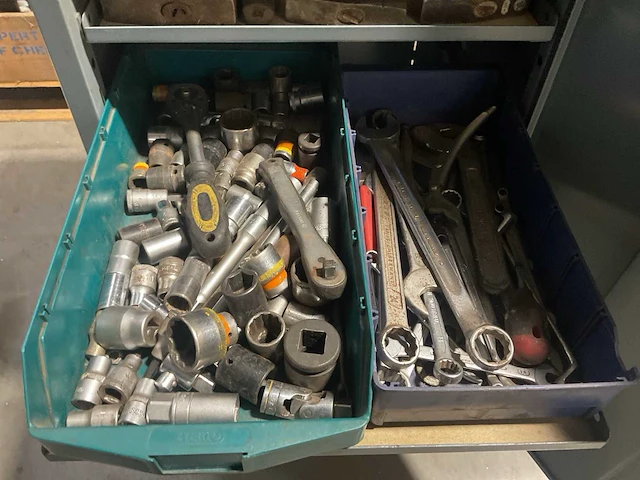Kast met inhoud - afbeelding 6 van  25
