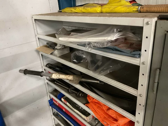 Kast met inhoud - afbeelding 4 van  6