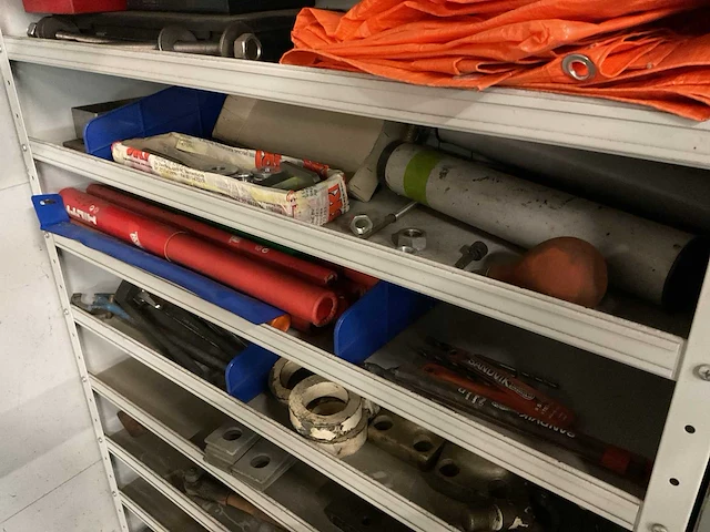 Kast met inhoud - afbeelding 6 van  6