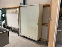Kast met inhoud - afbeelding 1 van  12