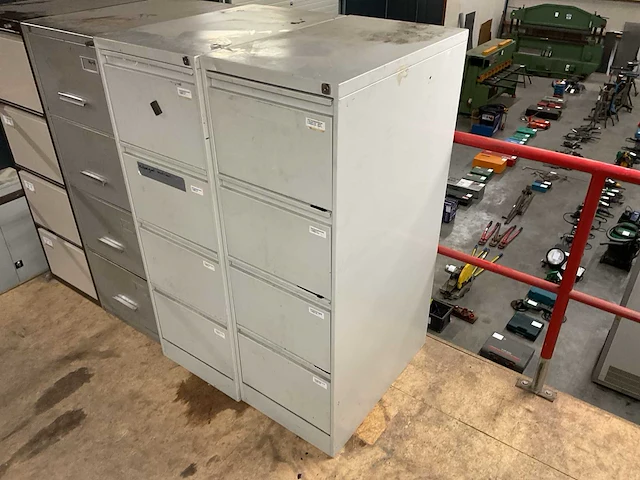 Kast met inhoud - afbeelding 5 van  5