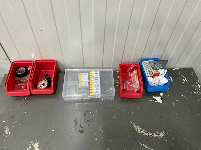 Kast met inhoud - afbeelding 8 van  8